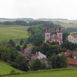 Pohled na kostel a školu