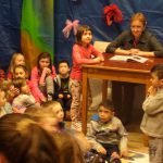 „Čtení dětem – za oponou s místním divadelním souborem“