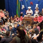 „Čtení dětem – za oponou s místním divadelním souborem“
